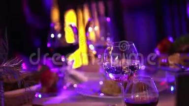 自助<strong>餐桌</strong>上有香槟和水果的酒杯，餐厅或酒店大堂的自助<strong>餐桌</strong>，摄像机